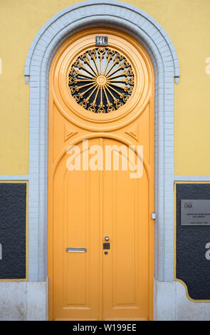 Verniciato giallo porta con ritaglio circolare design nel Bairro Alto Lisbona Portogallo Europa KATHY DEWITT Foto Stock