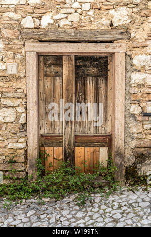 Italia Friuli Valcellina - Casso village quasi completamente disabitato dal disastro Vajont Foto Stock