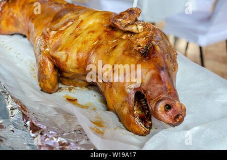 Un porco arrosto di maiale o lechon è tradizionalmente tagliato a celebrazioni filippino ed eventi speciali, Foto Stock