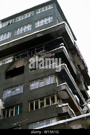 Il 28 marzo 1993 durante l'assedio di Sarajevo: la granata-segnato Banca regionale (sinistra) e il grattacielo Vakuf (noto a Sarajevo come il grattacielo JAT). Foto Stock