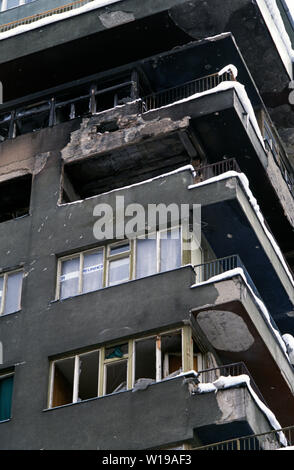 Il 28 marzo 1993 durante l'assedio di Sarajevo: la granata-segnato Banca regionale (sinistra) e il grattacielo Vakuf (noto a Sarajevo come il grattacielo JAT). Foto Stock