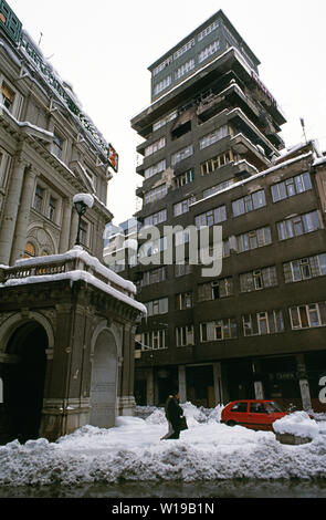 Il 28 marzo 1993 durante l'assedio di Sarajevo: la granata-segnato Banca regionale (sinistra) e il grattacielo Vakuf (noto a Sarajevo come il grattacielo JAT). Foto Stock