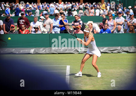 Anna Karolina Schmiedlova in azione il giorno uno dei campionati di Wimbledon al All England Lawn Tennis e Croquet Club di Londra. Foto Stock