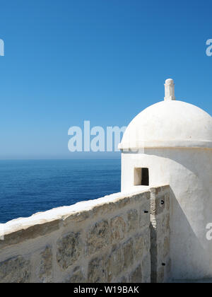 La vista al profondo blu del Mare Adriatico da Dubrovnik Città bianca pareti e mini tower Foto Stock