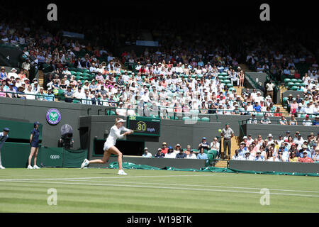 Londra, Regno Unito. 01 Luglio, 2019. Il torneo di tennis di Wimbledon, giorno 1; Aliaksandra Sasnovich (Bielorussia) restituisce durante la sua corrispondenza contro Simona Halep (rou) Credit: Azione Plus immagini di sport/Alamy Live News Foto Stock