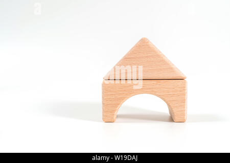 Il modello della casa in legno su sfondo bianco Foto Stock