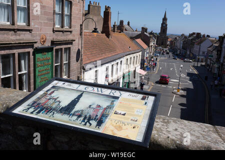 La vista dalla cima del Tudor fortificato Gate scozzese che si affaccia Castlegate e la storica città di Berwick-upon-Tweed, la fonte di ispirazione per un artista di LS Lowry's dipinti ad olio dal titolo " La Town Hall' (1935). Lowry visitato Berwick molte volte dal mid-1930s fino alla sua morte. Foto Stock