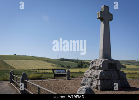 Ora un pacifico e idilliaco paesaggio di terreni agricoli, anche il campo di battaglia della battaglia di Flooden, il 28 giugno 2019, a Branxton, Northumberland, Inghilterra. La battaglia di Flodden Field è stato senza dubbio il più famoso scontro tra Inglesi e Scozzesi mai combattuta sul suolo inglese. Esso ha avuto luogo a otto miglia a nord ovest di Wooler vicino al villaggio di Branxton il 9 settembre, 1513 nel regno di Enrico VIII. Circa 10.000 scozzesi e 5.000 inglesi sono stati macellati. Foto Stock