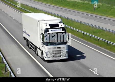 Salo, Finlandia. Giugno 15, 2019. White Volvo FH semi rimorchio fornisce merci su autostrada E18 nel sud della Finlandia in un giorno di estate, vista sopra. Foto Stock