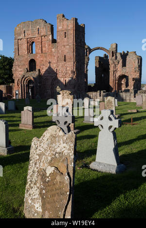 Il rovinato le mura del monastero di Lindisfarne Priory sull Isola Santa il 27 giugno 2019, sull isola di Lindisfarne, Northumberland, Inghilterra. Il monastero di Lindisfarne fu fondata dal monaco irlandese San Aidan e il priorato fu fondata prima della fine dell'634 e Aidan vi rimase fino alla sua morte nel 651. Il Santo Isola di Lindisfarne, nota anche semplicemente come Isola Santa è un'isola di fronte alla costa nord-est dell'Inghilterra. A Isola Santa ha una storia registrata a partire dal VI secolo D.C. fu un importante centro di cultura celtica e Anglo-sassone il cristianesimo. Dopo le invasioni dei Vichinghi e la conquista normanna di Englan Foto Stock