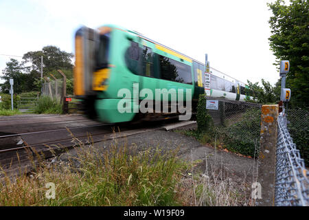 Viste generali di un piccolo treno pubblico attraversando in Yapton, West Sussex, sulla Ferrovia Meridionale della linea principale tra Brighton e Southampton. Foto Stock