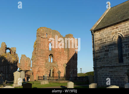 Il rovinato le mura del monastero di Lindisfarne Priory sull Isola Santa il 27 giugno 2019, sull isola di Lindisfarne, Northumberland, Inghilterra. Il monastero di Lindisfarne fu fondata dal monaco irlandese San Aidan e il priorato fu fondata prima della fine dell'634 e Aidan vi rimase fino alla sua morte nel 651. Il Santo Isola di Lindisfarne, nota anche semplicemente come Isola Santa è un'isola di fronte alla costa nord-est dell'Inghilterra. A Isola Santa ha una storia registrata a partire dal VI secolo D.C. fu un importante centro di cultura celtica e Anglo-sassone il cristianesimo. Dopo le invasioni dei Vichinghi e la conquista normanna di Englan Foto Stock