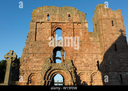 Il rovinato le mura del monastero di Lindisfarne Priory sull Isola Santa il 27 giugno 2019, sull isola di Lindisfarne, Northumberland, Inghilterra. Il monastero di Lindisfarne fu fondata dal monaco irlandese San Aidan e il priorato fu fondata prima della fine dell'634 e Aidan vi rimase fino alla sua morte nel 651. Il Santo Isola di Lindisfarne, nota anche semplicemente come Isola Santa è un'isola di fronte alla costa nord-est dell'Inghilterra. A Isola Santa ha una storia registrata a partire dal VI secolo D.C. fu un importante centro di cultura celtica e Anglo-sassone il cristianesimo. Dopo le invasioni dei Vichinghi e la conquista normanna di Englan Foto Stock