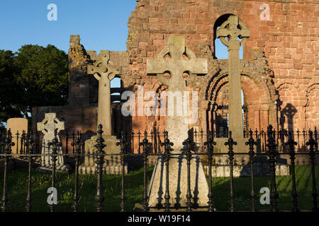 Il rovinato le mura del monastero di Lindisfarne Priory sull Isola Santa il 27 giugno 2019, sull isola di Lindisfarne, Northumberland, Inghilterra. Il monastero di Lindisfarne fu fondata dal monaco irlandese San Aidan e il priorato fu fondata prima della fine dell'634 e Aidan vi rimase fino alla sua morte nel 651. Il Santo Isola di Lindisfarne, nota anche semplicemente come Isola Santa è un'isola di fronte alla costa nord-est dell'Inghilterra. A Isola Santa ha una storia registrata a partire dal VI secolo D.C. fu un importante centro di cultura celtica e Anglo-sassone il cristianesimo. Dopo le invasioni dei Vichinghi e la conquista normanna di Englan Foto Stock