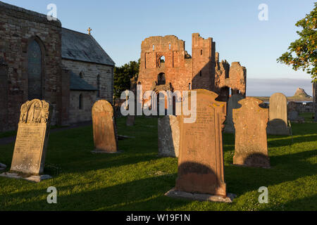 Il rovinato le mura del monastero di Lindisfarne Priory sull Isola Santa il 27 giugno 2019, sull isola di Lindisfarne, Northumberland, Inghilterra. Il monastero di Lindisfarne fu fondata dal monaco irlandese San Aidan e il priorato fu fondata prima della fine dell'634 e Aidan vi rimase fino alla sua morte nel 651. Il Santo Isola di Lindisfarne, nota anche semplicemente come Isola Santa è un'isola di fronte alla costa nord-est dell'Inghilterra. A Isola Santa ha una storia registrata a partire dal VI secolo D.C. fu un importante centro di cultura celtica e Anglo-sassone il cristianesimo. Dopo le invasioni dei Vichinghi e la conquista normanna di Englan Foto Stock