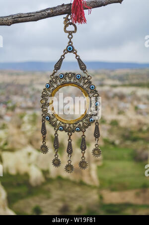 Tradizionale fascino turco decorazione si blocca su un ramo contro lo sfondo del paesaggio vulcanico della Cappadocia Foto Stock
