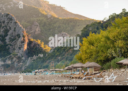 Ombrelloni e lettini sulla spiaggia Cirali in Turchia Foto Stock