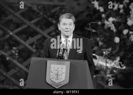 Il Presidente Ronald Reagan risolve un distinto uditorio, compreso il Primo Ministro Margaret Thatcher, al Guildhall, Londra, sulle future relazioni tra Est e Ovest, a seguito del suo storico vertice di Mosca con il leader sovietico Mikhail Gorbachev. Foto Stock