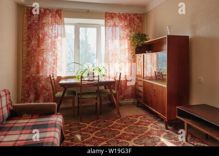 Interno di tipico stile sovietico appartamento. Foto Stock