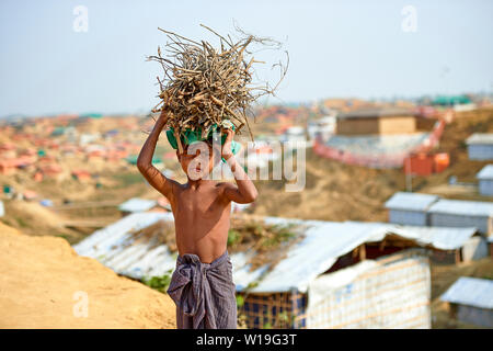 Bambino che porta legna da ardere in Rohingya Refugee Camp Kutupalong, Bangladesh Foto Stock