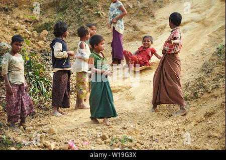Bambini che giocano in Kutupalong Rohingya Refugee Camp, Bangladesh Foto Stock