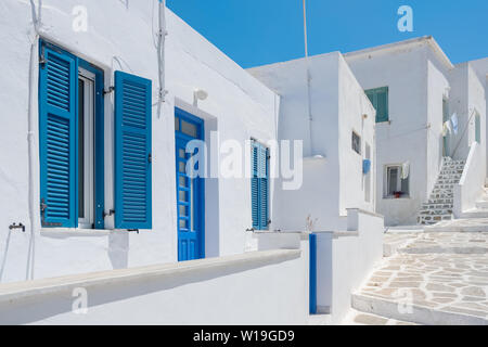 Casa bianca facciata con tradizionale porta blu sull isola di Paros, CICLADI Foto Stock