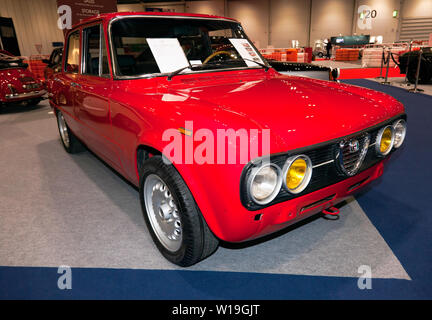 Tre quarti di vista frontale di un 1977, Alfa Romeo Giulia Super Nuova, sul display al Classic Car Company stand del 2019 London Classic Car Show. Foto Stock