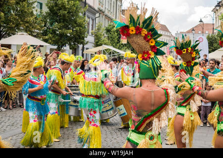 La città di Sibiu, Romania - 22 giugno 2019. La comparsa di Los Carioca da Gran Canarie performanti a Sibiu il Festival Internazionale del Teatro da Sib Foto Stock