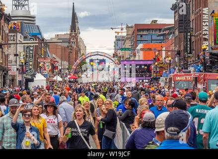 Chiusura della strada di Broadway per consentire la folla a raccogliere per la cambiale di NFL 2019, Nashville Tennessee, USA. Foto Stock