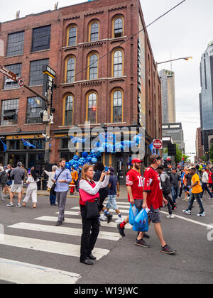 Chiusura della strada su Broadway come gli appassionati di calcio di riempire la strada di NFL Draft 2019, Nashville Tennessee, USA.. Foto Stock