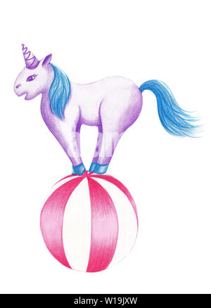 Un simpatico unicorn sorge su una a strisce rosse-sfera bianca e guarda avanti. Disegnata a mano illustrazione isolati su sfondo bianco. Watercolr e matite colorate Foto Stock