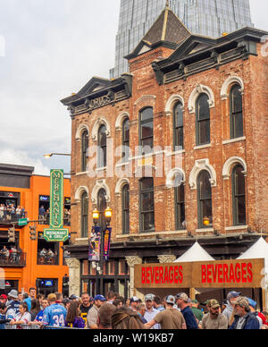 Mercanti e Honky Tonk bar centrale su Broadway durante la cambiale di NFL 2019, Nashville Tennessee, USA. Foto Stock