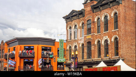 Mercanti e Honky Tonk bar centrale su Broadway durante la cambiale di NFL 2019, Nashville Tennessee, USA. Foto Stock