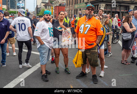 Chiusura della strada su Broadway come gli appassionati di calcio di riempire la strada di NFL Draft 2019, Nashville Tennessee, USA.. Foto Stock