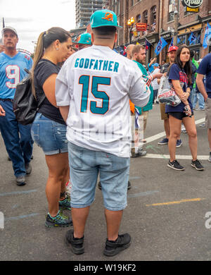 Chiusura della strada su Broadway come gli appassionati di calcio di riempire la strada di NFL Draft 2019, Nashville Tennessee, USA.. Foto Stock