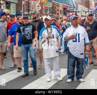 Chiusura della strada su Broadway come gli appassionati di calcio di riempire la strada di NFL Draft 2019, Nashville Tennessee, USA.. Foto Stock