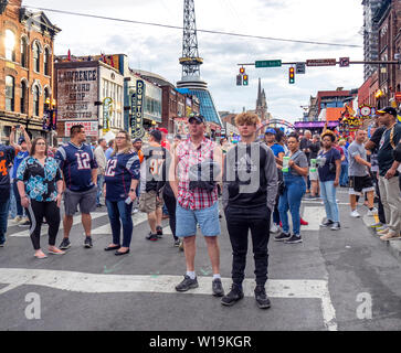 Chiusura della strada su Broadway come gli appassionati di calcio di riempire la strada di NFL Draft 2019, Nashville Tennessee, USA. Foto Stock