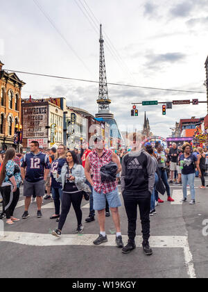 Chiusura della strada su Broadway come gli appassionati di calcio di riempire la strada di NFL Draft 2019, Nashville Tennessee, USA. Foto Stock