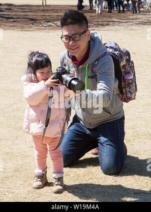 Fotografia di insegnamento a tua figlia,Tokyo Foto Stock