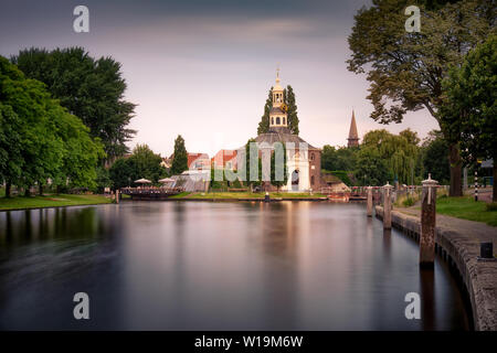 City Gate Zijlpoort in Leiden presso il Singel landmark turistico nei Paesi Bassi Foto Stock