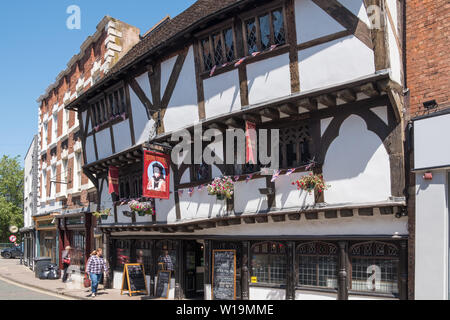 Il Kings Head pub in uno degli edifici in stile Tudor in Mardol nel centro di Shrewsbury, Shropshire, Regno Unito Foto Stock