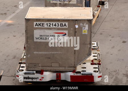 British Airways World Cargo AKE contenitore sagomato essendo caricati su di un piano in Las Vegas, Nevada, STATI UNITI D'AMERICA Foto Stock