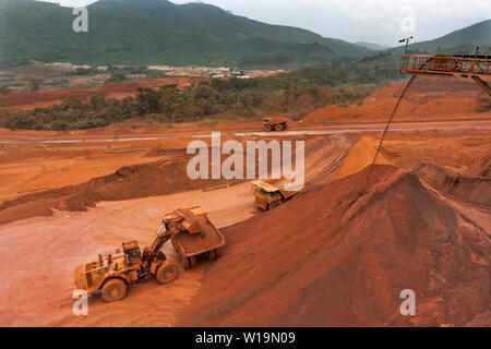 Le operazioni di data mining per il trasporto e la gestione di minerale di ferro. Dalla parte superiore del raccoglitore forfettaria che mostra il caricamento di ammende da ammende impilatrice prima della stazione di carico. Foto Stock