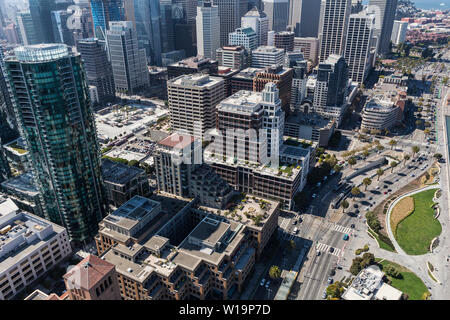 Vista aerea di edifici urbani nell'Embarcadero area del centro cittadino di San Francisco in California. Foto Stock