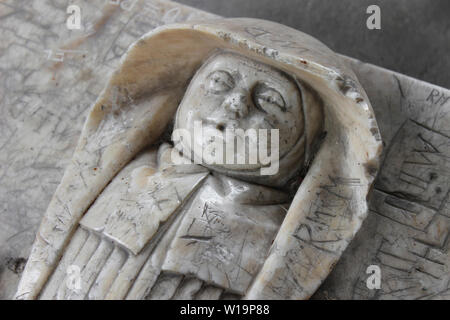 Memoriale di pietra a Sidney Wynn in cappella Gwydir, St Grwst la Chiesa, Llanrwst, Conwy, Galles Foto Stock