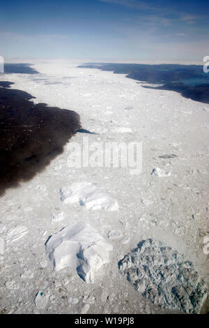 La fusione del ghiaccio dal più veloce al mondo in movimento ghiacciaio il ghiacciaio Jakobshavn vicino a Ilulissat in Groenlandia. Il riscaldamento globale hanno accellerato la fusione e parto di ghiaccio bergs. Foto Stock