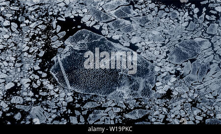 Mare di ghiaccio nella baia di Disko. La National Geographic Society rilasciata il 3 agosto 2015 una nuova mappa raffigurante un radicale perdita di ghiaccio nell'Artico. Check it out per te a http://news.nationalgeographic.com/2015/08/150803-arctic-ice-obama-climate-nation-science/. Secondo i ricercatori del danese Istituto meteorologici quasi dieci chilometri cubi di ghiaccio si scioglie ogni giorno dalla Groenlandia lastra di ghiaccio, acqua dolce di dumping nell'oceano. La lastra di ghiaccio gioca un ruolo importante nel raffreddare il pianeta, come 90 percento di luce del sole è riflessa di ritorno fuori nell'atmosfera. Perdere la Groenlandia ho Foto Stock