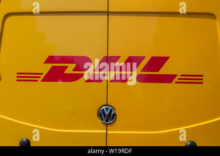 Società DHL Van sul retro a Amsterdam Paesi Bassi 2019 Foto Stock