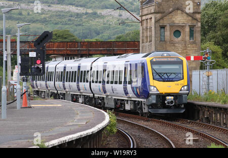 Primo giorno di servizio passeggeri con la parte settentrionale di rotaia per CAF costruito classe 195 Civity diesel multiple unit a Carnforth station su lunedì 1 luglio 2019. Foto Stock