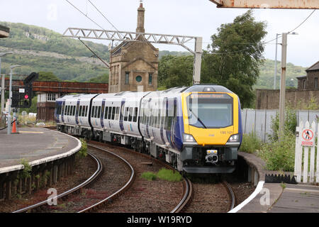 Primo giorno di servizio passeggeri con la parte settentrionale di rotaia per CAF costruito classe 195 Civity diesel multiple unit a Carnforth station su lunedì 1 luglio 2019. Foto Stock